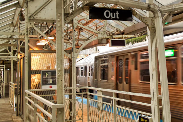 芝加哥'；的绿线高<strong>架</strong>EL列车进入亚当斯/瓦巴什站，从站台上看到