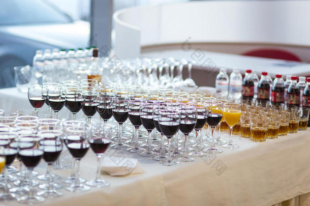 带果汁的眼镜，香槟杯，带葡萄酒的眼镜，餐饮宴会桌，餐饮，餐具，红酒，威士忌