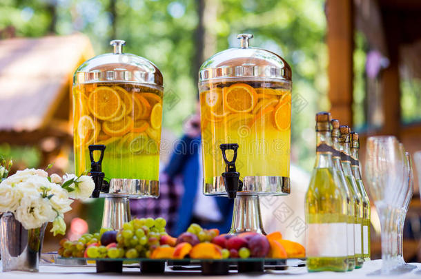 水果柠檬水，水果清爽饮料，橙汁，餐饮，葡萄酒或香槟杯，出口自助餐，玻璃酒吧柠檬水