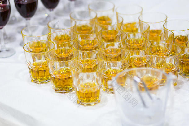 带果汁的眼镜，香槟杯，带葡萄酒的眼镜，<strong>餐饮</strong>宴会桌，<strong>餐饮</strong>，餐具，红酒，威士忌