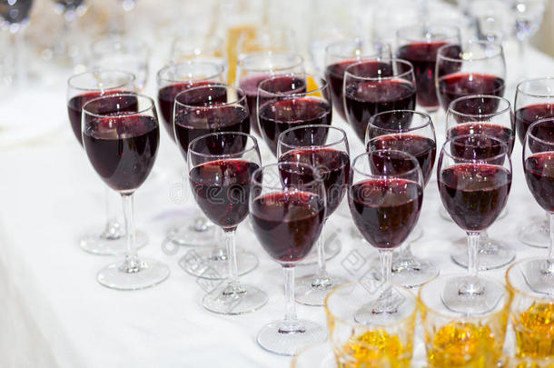 带果汁的眼镜，香槟杯，带葡萄酒的眼镜，<strong>餐饮</strong>宴会桌，<strong>餐饮</strong>，餐具，红酒，威士忌