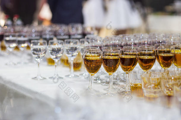 带果汁的眼镜，香槟杯，带葡萄酒的眼镜，<strong>餐饮</strong>宴会桌，<strong>餐饮</strong>，<strong>餐</strong>具，红酒，威士忌
