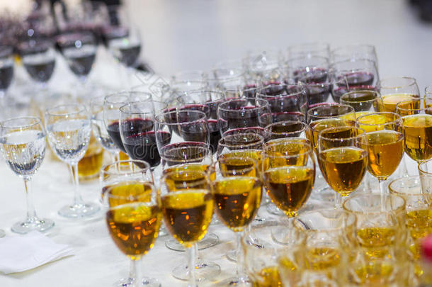 带果汁的眼镜，香槟杯，带葡萄酒的眼镜，餐饮宴会桌，餐饮，餐具，红酒，威士忌