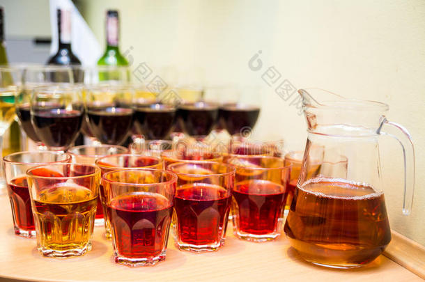 酒杯与葡萄酒，餐饮宴会桌，餐饮，自助餐，杯子与果汁，香槟杯，新年，酒厂，餐厅，c