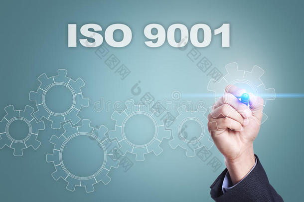 商人在虚拟屏幕上画画。iso 9001概念