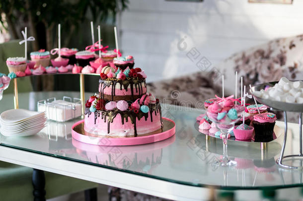 在餐馆里举行宴会的宴会桌。粉红色蛋糕，<strong>儿童</strong>蛋糕，<strong>生日</strong>蛋糕，甜桌，糖果，