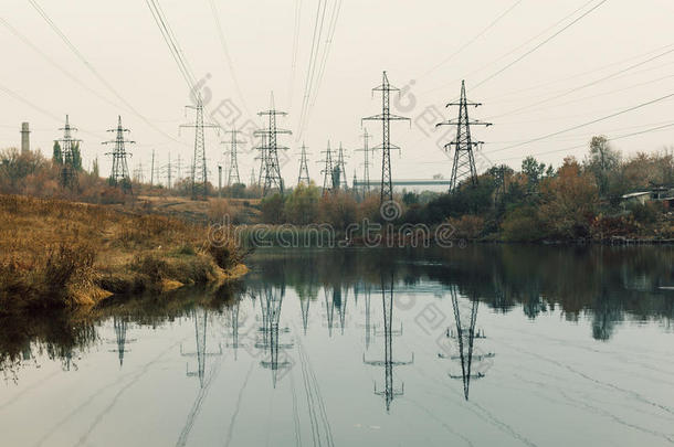 美丽区域的煤电站，充满树木和湖泊，<strong>高能</strong>杆的镜面反射和烟囱发电站，