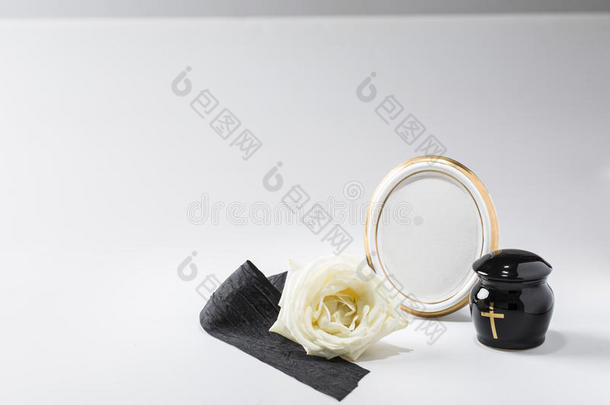 黑色骨灰盒，黑色胶带，白色玫瑰，念珠，同情卡