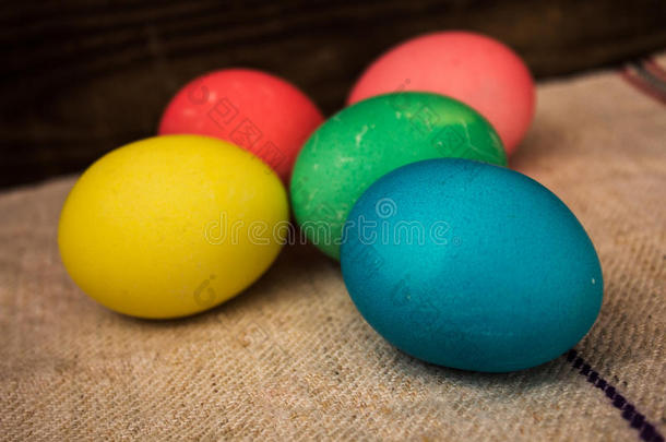 木制背景上的复活节彩蛋