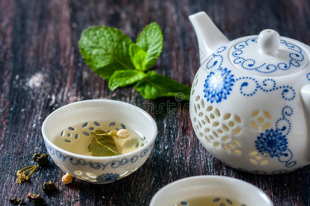 中国茶具，绿茶和新鲜薄荷。