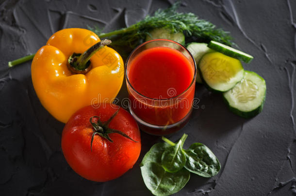 一杯新鲜蔬菜汁和蔬菜-黄胡椒，红番茄，黄瓜和蔬菜。 从上面看