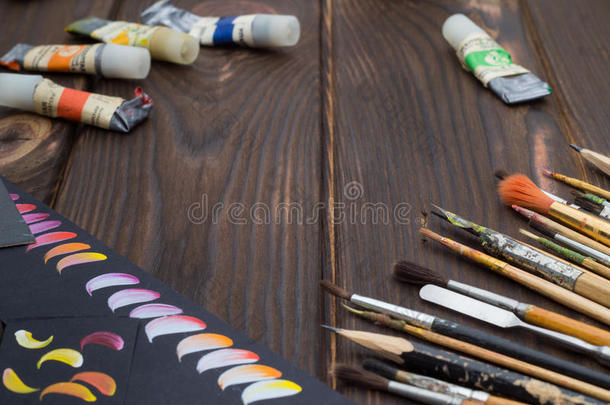 艺术画笔、油画颜料和素描是在黑暗的W上展开的