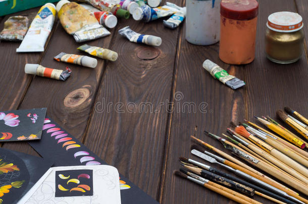 艺术画笔、油画颜料和素描是在黑暗的W上展开的