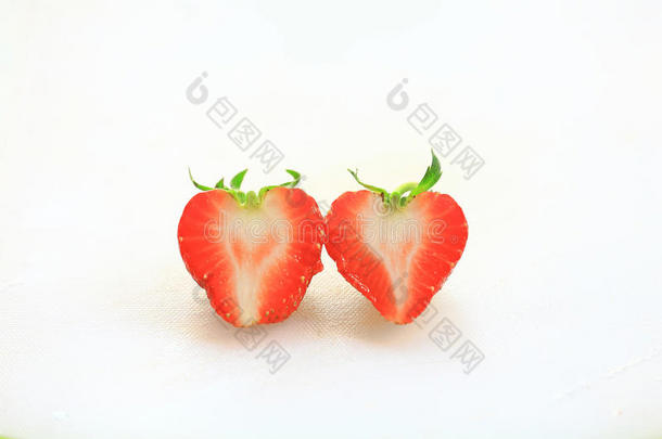 新<strong>鲜</strong>草莓，<strong>甜美</strong>水果，白色塑料砧板上，心和爱的概念。