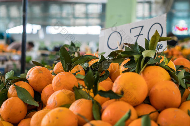 意大利市场上的新鲜橙子