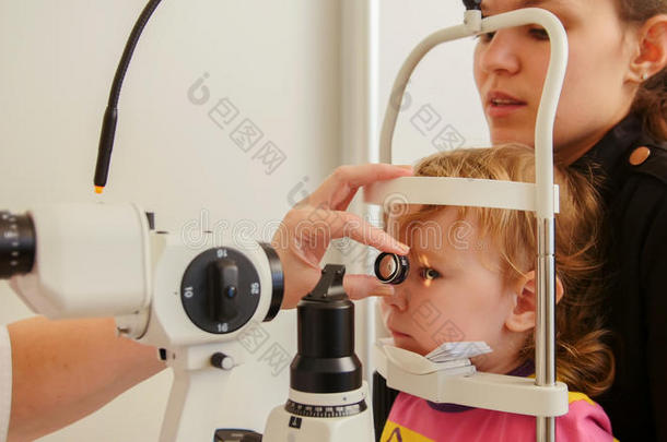 儿童`眼科医生验光师为小女孩检查视力
