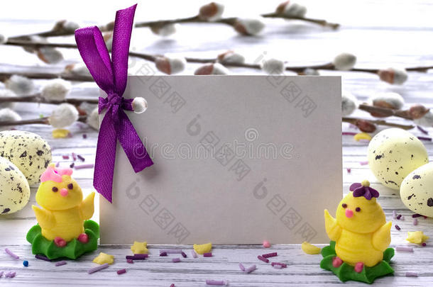 复活节背景与<strong>黄色</strong>复活节鸡蛋，柳树枝，紫色<strong>丝带</strong>和小鸡空间为文本。