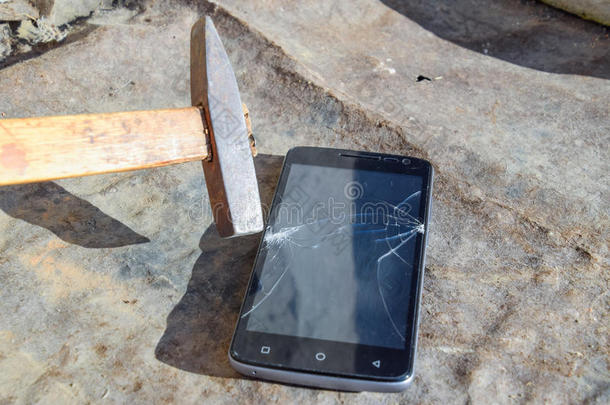 锤子和智能手机，智能手机的屏幕坏了。