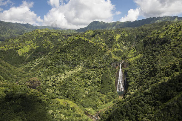 瀑布Manawaiopuna瀑布的鸟瞰图，用于夏威夷考艾的侏罗纪公园