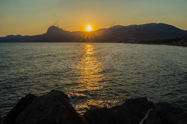 背景美女云海岸黄昏