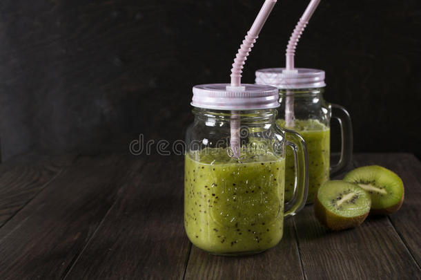 新鲜健康的绿色<strong>果汁</strong>冰沙与<strong>猕猴桃</strong>在玻璃瓶。