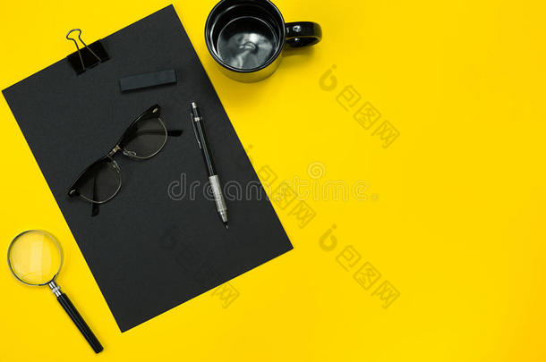 平面显示<strong>商务</strong>办公设备与记事本，杯子，钢笔，开发，眼镜等。 上面的<strong>风</strong>景。 黑色办公室