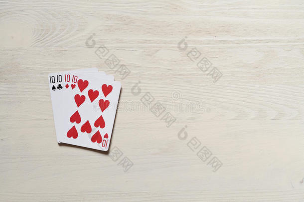 四张十张扑克牌在轻型桌子上。