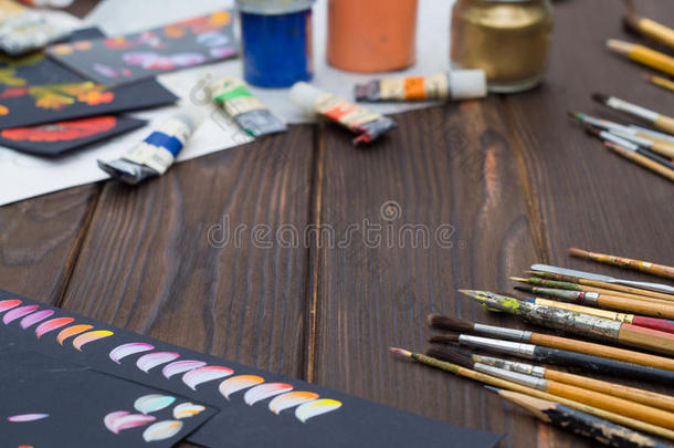 艺术画笔、油画和素描都是放在深色的木制表面上