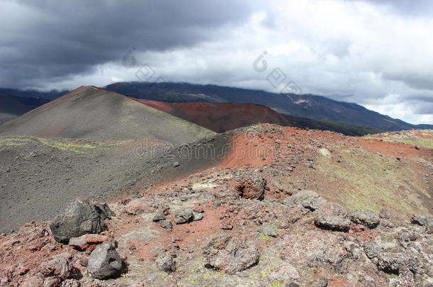 火山喷发后的黑灰和红灰，山丘山谷