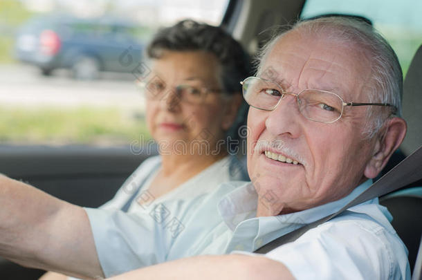一对上了年纪的夫妇在车里