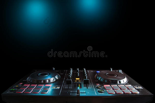 夜总会和音乐节的DJ音响设备，<strong>电火花</strong>加工，未来的家庭音乐等。 派对概念，声音技术。