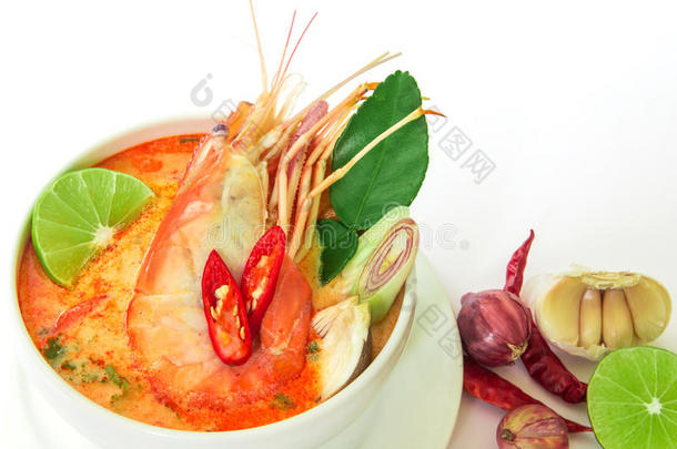 关闭亚洲辣汤与虾在白色碗，著名的泰国美食叫汤姆尤姆功夫