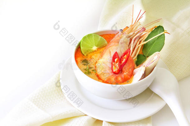 关闭亚洲辣汤与虾在白色碗，著名的泰国美食叫汤姆尤姆功夫