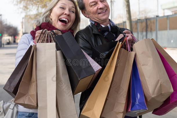 <strong>老年夫妻</strong>配偶在秋天带购物袋