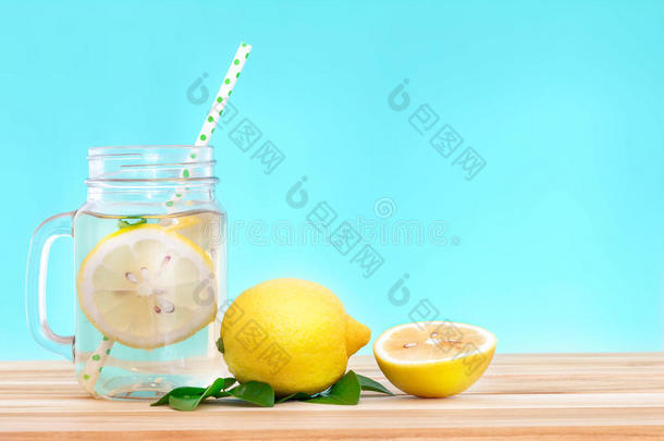 柑橘柠檬水与柠檬切片，健康和排毒