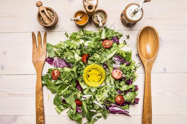 新鲜沙拉配黄油和香料，木勺和叉子做沙拉。 超级食品和健康排毒饮食食品概念上的w