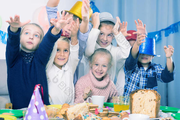 分组积极的孩子玩有趣的生日派对