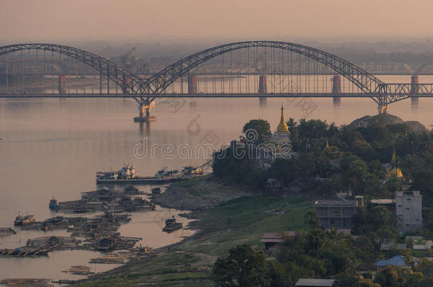 日落时在Ayeyarwady河上的桥梁，缅甸<strong>传奇</strong>地区