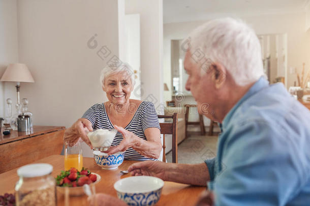 内容老年人一起在家吃健康早餐