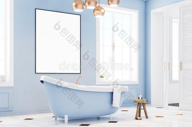 蓝色浴室内部有海报，侧面