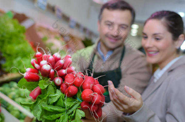 在绿色<strong>水果店</strong>的特写萝卜