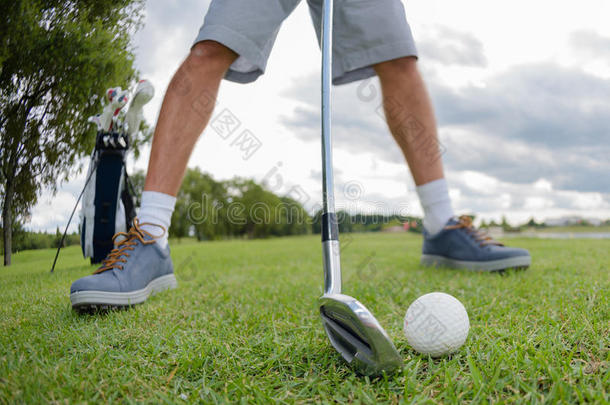 高尔夫球手`摆动前的姿势
