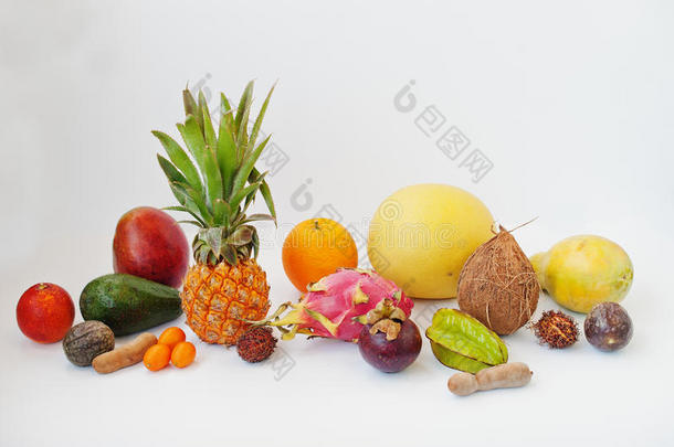 白色背景上分离的异国水果。 健康饮食。 火龙果，杨桃，木瓜，菠萝，芒果，通行证