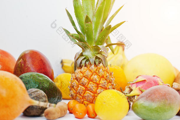 白色背景上分离的异国水果。 健康饮食。 火龙果，杨桃，木瓜，菠萝，芒果，通行证