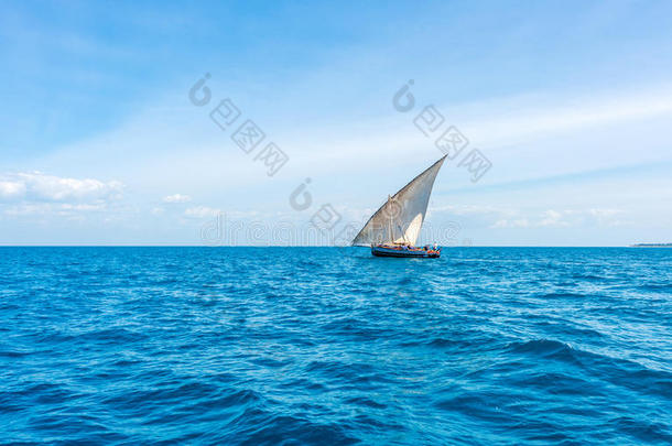 美丽的海景，地平<strong>线上</strong>有帆船