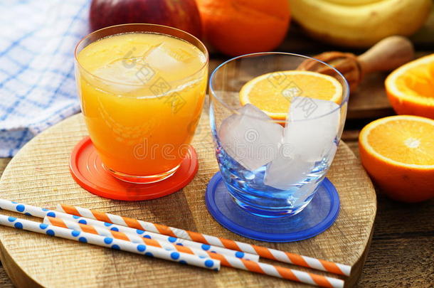 用冰块和<strong>榨</strong>汁机在玻璃中新鲜<strong>榨</strong>出橙汁