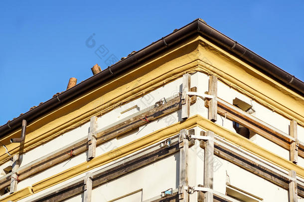 一座古老的意大利砖石建筑的立面，有金属<strong>拉杆</strong>、安全壳和锚板。