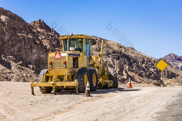 狭窄道路上的推土机