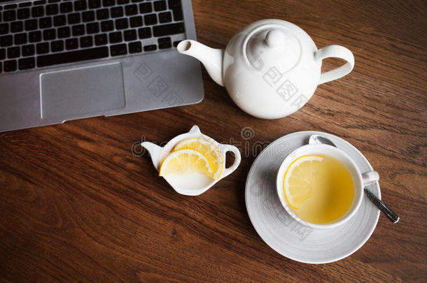 一杯柠檬茶在现代咖啡馆/餐厅/酒吧内部