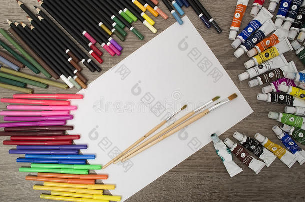 彩色铅笔和标记与白色相册表。